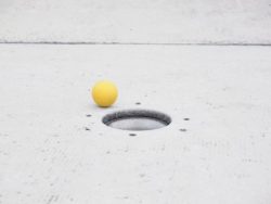 Golfball vor Loch
